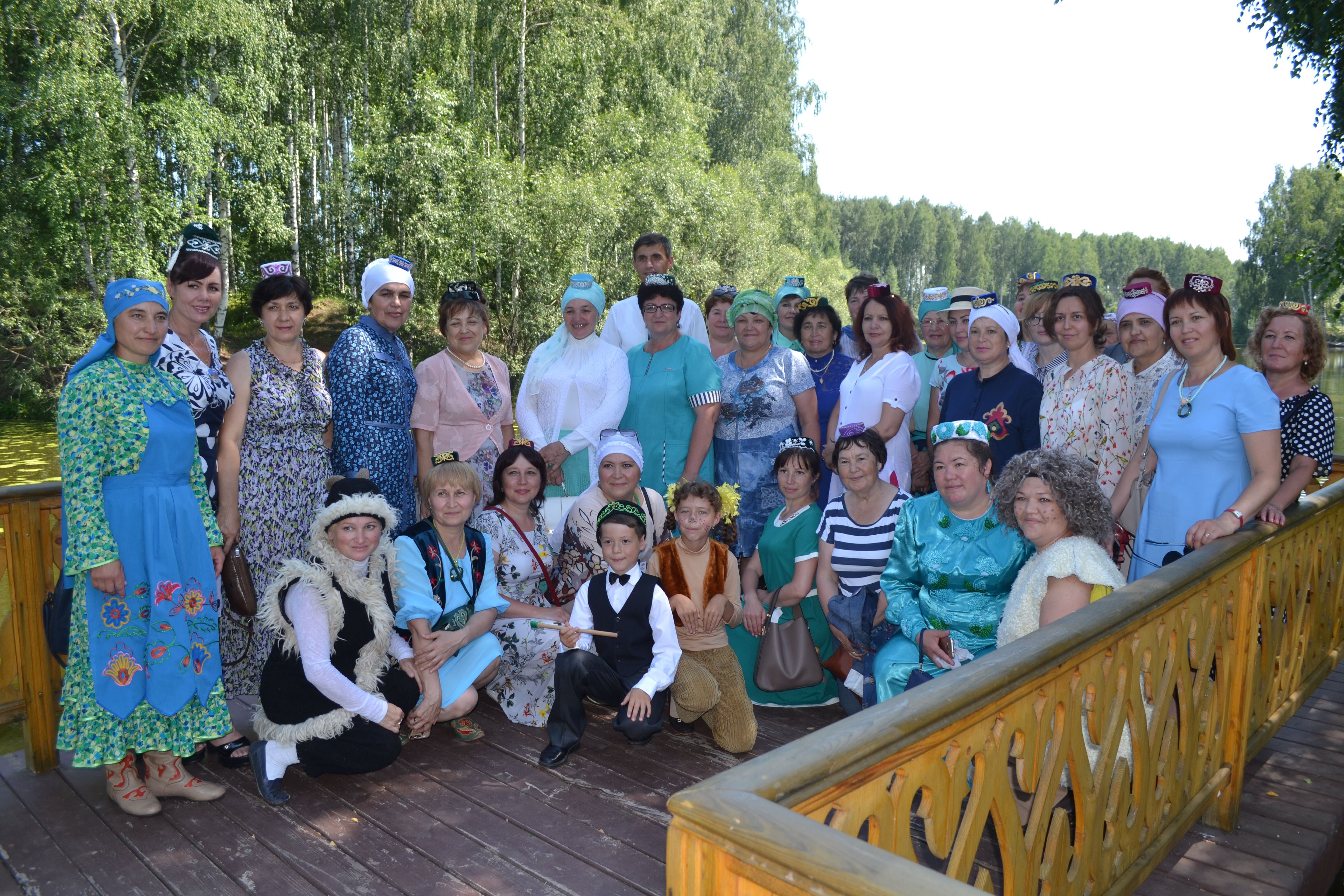 Делегация Всемирной организации татарских женщин «Ак калфак» в музейном комплексе